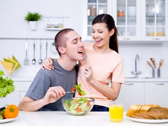 المرأة التي تطعم الرجل بمنتج يزيد من فعاليته بشكل طبيعي